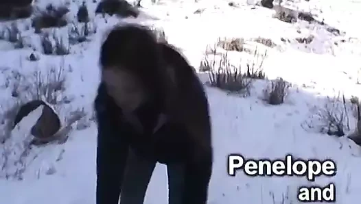 Penelope temiz dağ havasında yarağa biniyor