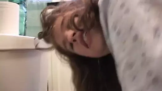 Büyük memeli küçük piliç yatak odasında adamın yarağı tarafından sikiliyor