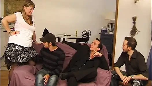 Olgun sarışın orta yaşlı seksi kadın azgın adamlar tarafından vahşi üçlü grup sekste derinden yumruklanıyor