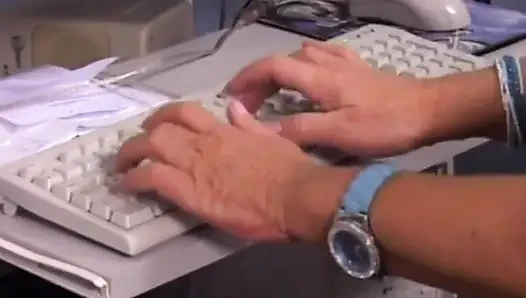 Dövmeli büyük memeli orta yaşlı seksi kadın amcık yalıyor