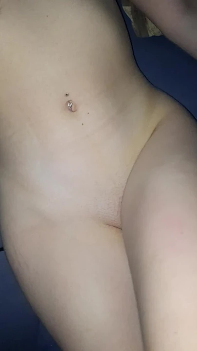 Представляет свою юную киску