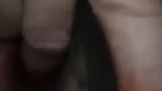 Minik götünü parmaklıyor