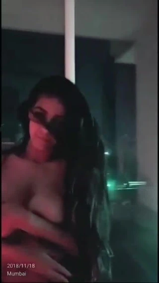 Hintli göğüsleri tik tok üzerinde gösteriyor