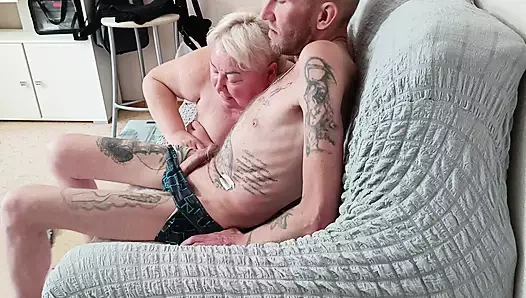 Üvey anne ben boşalana kadar yarak emiyor