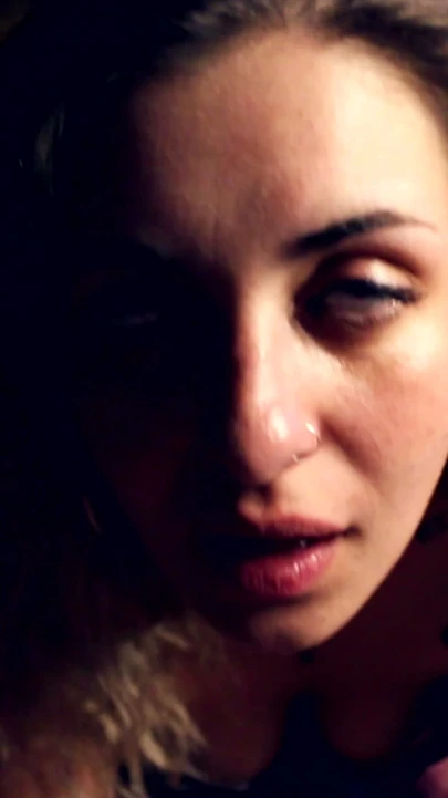 Lübnanlı olgun orta yaşlı seksi kadın şehvetli bir sakso çekiyor ve dölümü yutuyor. | Klip 3