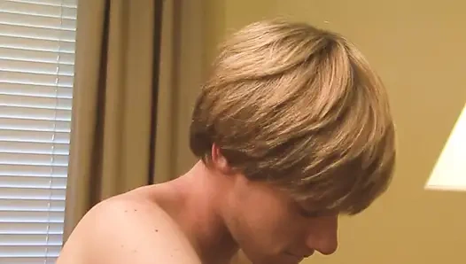 Azgın hizmetçiler sahnesi 1 bir çift azgın cherubs üstüne boşalana kadar birbirlerinin götlerini sikiyor