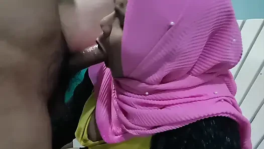 Satıcı, ruj canlı satırken astları tarafından ihanete uğradı.
