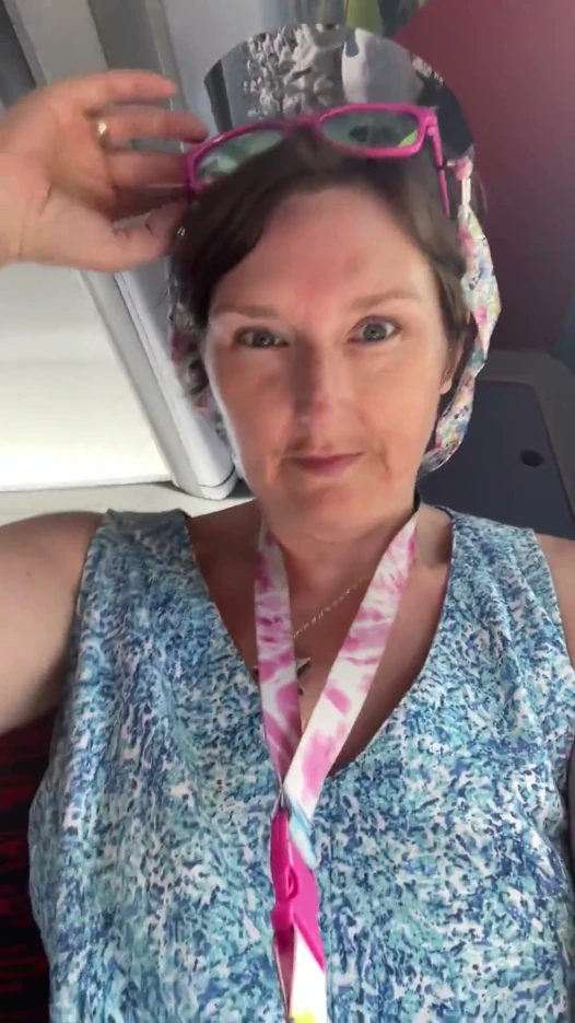Üvey Anne Otobüsün Arkasında Kokulu Amıyla Oynuyor, Sonra Kokan Parmaklarını Kokluyor Ve Emiyor!