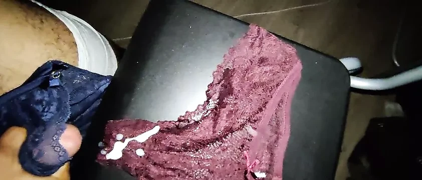 Кончаю на красивые красные трусики с помощью большого G кубка в лифчике