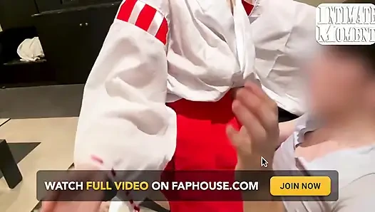 İri göğüslü tapınak maiden adanmışlık ve disiplin ritüeli açısıyla oyuncu eğitimine meydan okumalara ilham kaynağı oluyor1