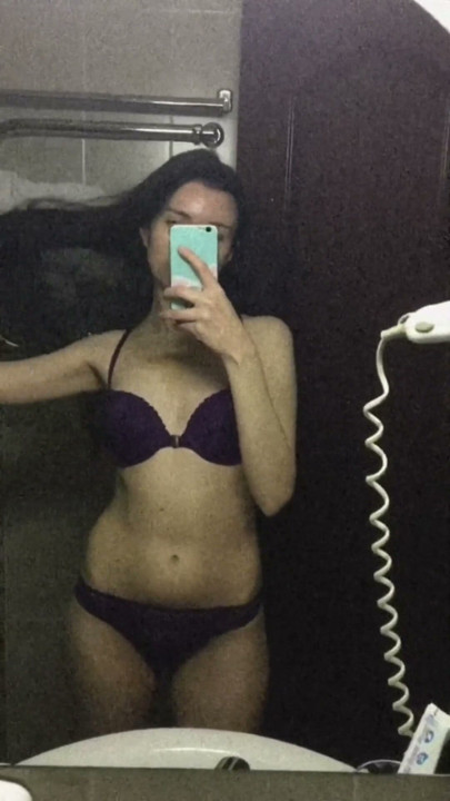 Sfw tiktok derlemesi: esmer dans eden modaya uygun tiktok trendleri, kısa etek, beyaz çorap, tanga, tayt, seksi dans | Klip 2