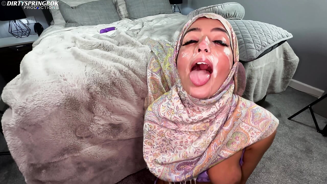Tesettürlü Aaliyah iç çamaşırını gösteriyor ve yüzüne büyük bir boşalma alıyor