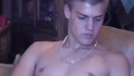 Genç mızrak dışarı çıkıp yiyor