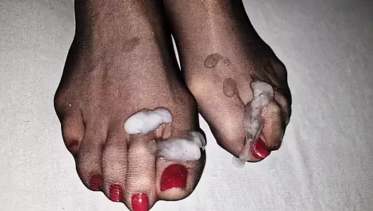 Kırmızı tırnağın içine boşalıyor