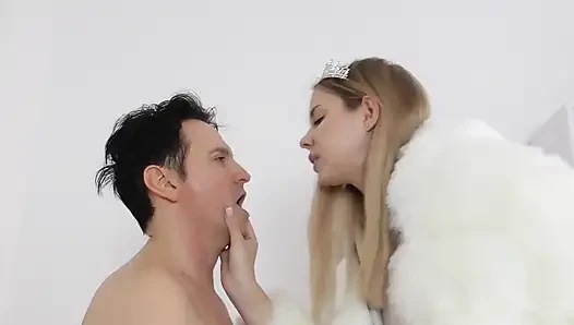 Uzun boylu Findom kölesini eğitiyor!