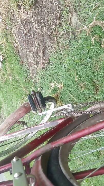 Yangzi apni chut ka ched dikhati hai uska naraj pati jangal me mutthi marta hai