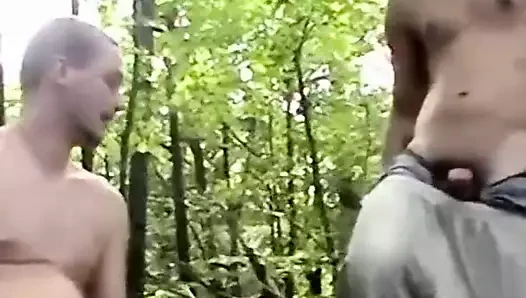 İki genç amatör açık havada ilk kim boşalacak rekabet