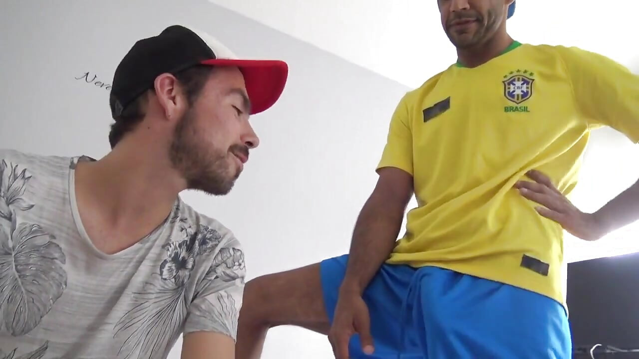 Fransız twink latin oğlanın xxl yarağı tarafından dölleniyor