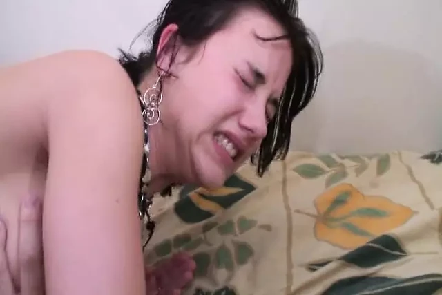 İnce bir Fransız genç kız ağzına çifte boşalma alıyor