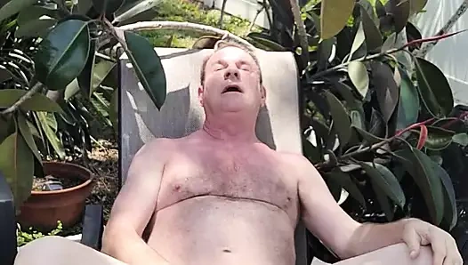 Dede açık havada boşalıyor