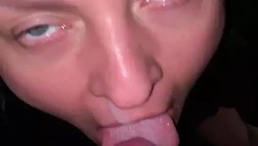 Orta yaşlı seksi kadının ağzına ağır çekim boşalma