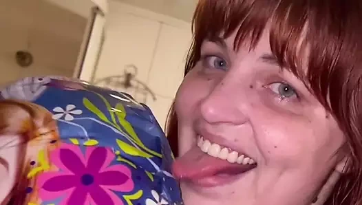 Balonları sidik, tükürük ve yemekle kirletiyor ve gökyüzüne fırlatıyor