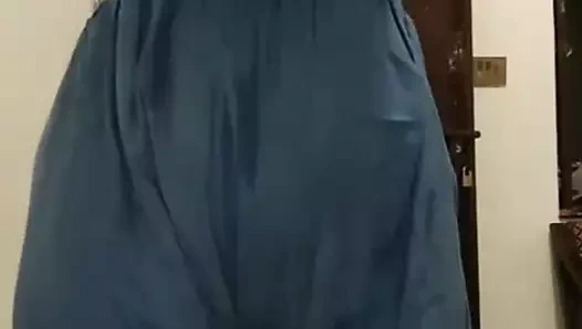 Hintli kadın evde en ateşli ve yalnız