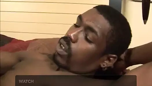 Majesteleri hoş bir şekilde dolgun güzel bir zenci bayan. Sutyenini ve külotunu çıkardıktan sonra sikişmek için eğiliyor