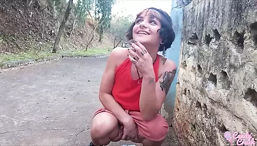 Açık havada bir meydanda işiyor ve emiyor