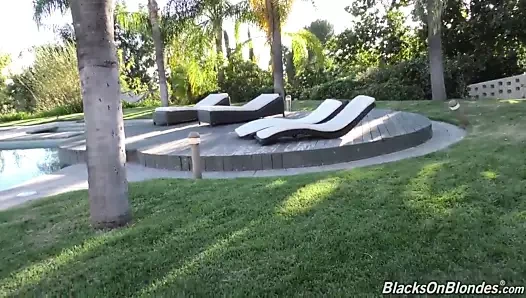 Seksi kar tavşanı kagney gangbanged tarafından blacks