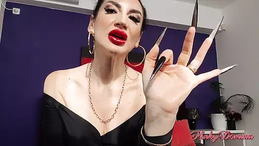 Siyah ve altın tırnaklara tapma