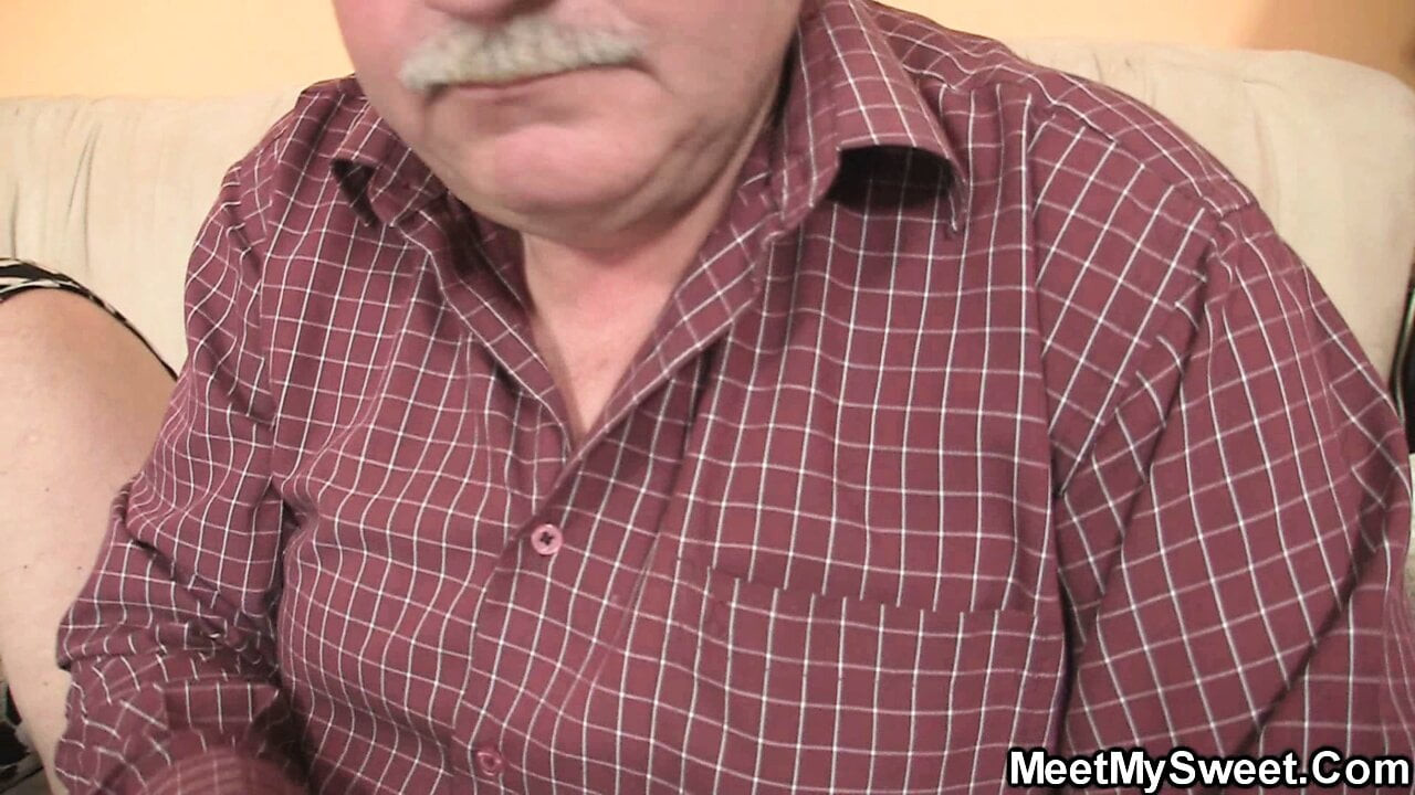 Çok yaşlı çift oğlunun genç kız arkadaşını sikiyor