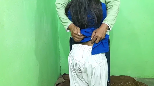 18 yaşındaki öğrenci gerçek desi bakire genç Hintli kız ilk kez göğüslerini ve amcığını seviyor sert anal kız arkadaş okul koleji