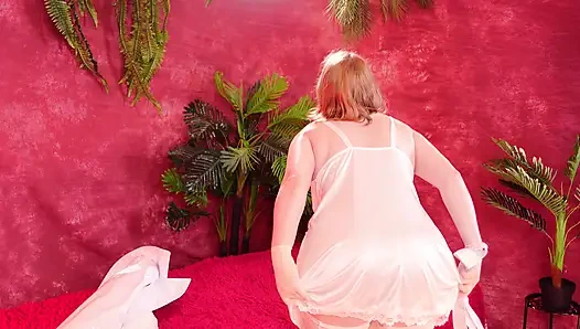 Hemşire önünde amıyla oynayarak seni baştan çıkarıyor. Pvc ceket ve tıbbi maske takan tombul orta yaşlı seksi kadın