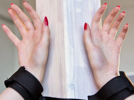 Tüm doğal genç ve çorap içinde mastubating