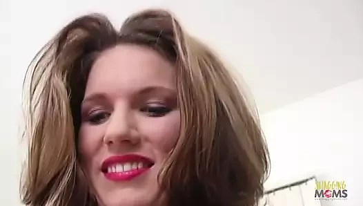 şehvetli oral seks ile güçlü göz teması itibaren the milf