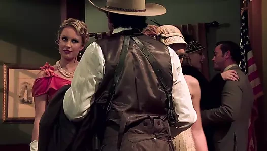 Adam kanepede ateşli sarışını sikiyor