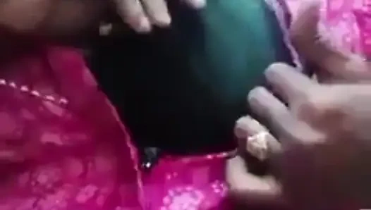 Mallu desi seksi evli kadın büyük göğüslerini gösteriyor