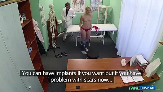 Fake hospital - tombul götlü tombul sarışın zevk için doktorun yaramaz teklifini alıyor