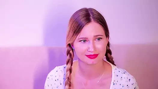 Stella Cardo seksi götünü sallıyor