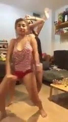 Busty Tay kızlar sutyen dans yok