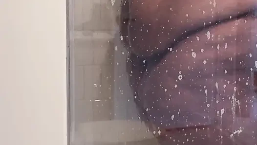 Bu şişman temizliyor