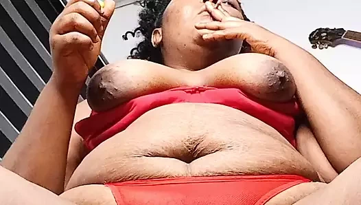 Kalın kalçalı ateşli evli kadın büyük dildoyla sikişiyor ve kırmızı külotla fışkırtıyor