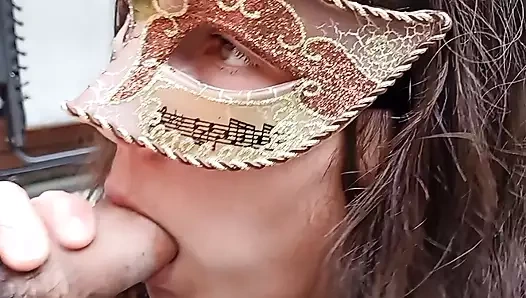 İnanılmaz azgın evli kadın yarak emiyor ve göt deliğini açıyor