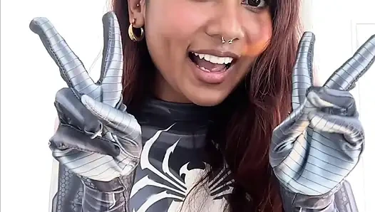 Küçük desi kız mia z mastürbasyon yapıyor ve hentai'ye tepki veriyor