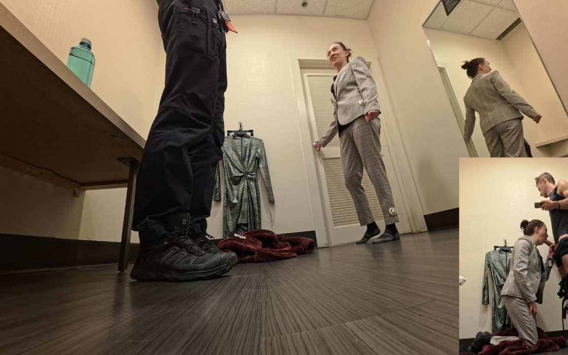 Alışveriş Günü. Menajer kız r.sky soyunma odasında 8 inç yarakla sakso çekiyor. Ağzına boşalma