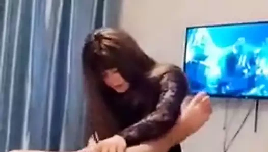 Ladyboy metres kullanımları ona köle için zevk