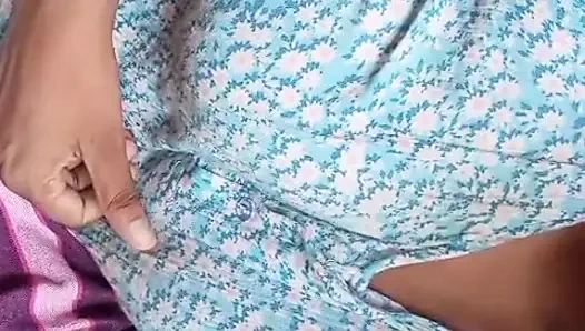 Sri Lankalı aktris Anne banyoda geceleri amcığı ve büyük doğal göğüsleriyle oynuyor