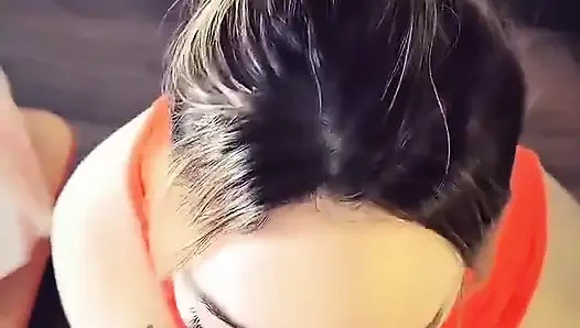 Otelden Bir Adamı Aynanın Önünde Emiyorum