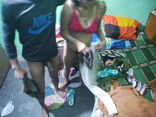 Çok sevimli seksi Hintli ev hanımı ve çok iyi seks yapıyor